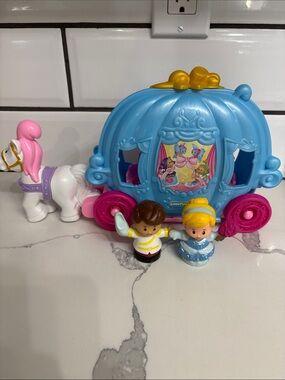 Little People Cinderella’s On The Go Carriage 2016